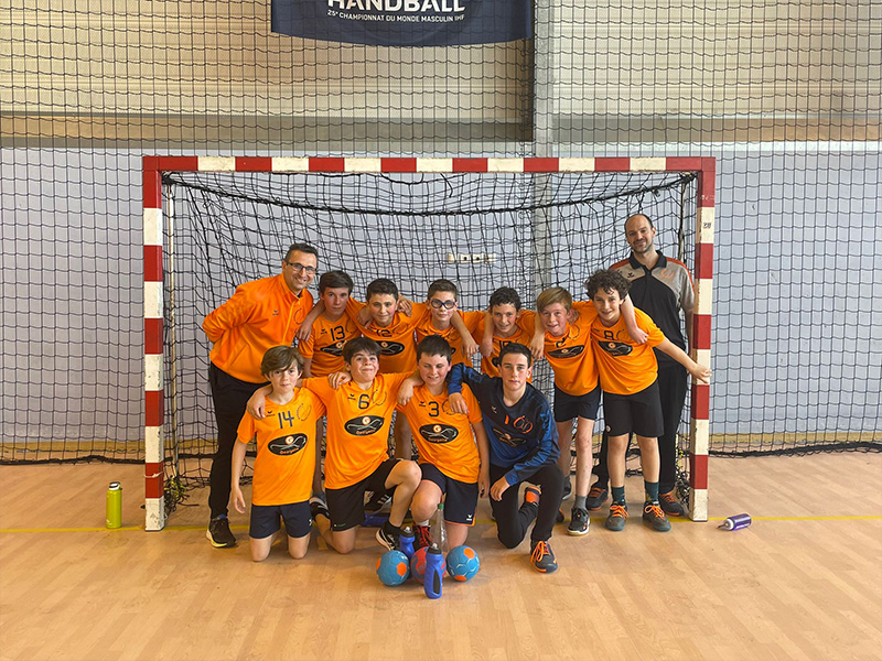 Le Saint Girons Handball avait fort à faire ce week-end avec pas moins de sept équipes en lice en dehors des équipes jeunes. Et si le succès n’a pas été au rendez vous pour tout le monde, tous et toutes on fait honneur à leurs couleurs. Les -13 masculins ne sont vraiment pas passés loin de retrouver la victoire, ils concèdent une courte défaite face à Colomiers par 22 à 20. Pas de quoi entamé l’envie de cette équipe qui poursuit ses progrès . Les -13 ans féminines ont été égales a elles mêmes, puisqu’elles s’imposent brillamment à Pechbonnieu, sur le score de 20 à 13. Les Couserannaises conservent ainsi leur superbe dynamique et compte bien récidiver ! Les -11 ans masculins, également opposés à Colomiers, ont subi le même sort que les -13 ans masculins 2 : à la bagarre pendant une heure, ils n’ont pu rattraper leur adversaire qui s’impose sur le score de 14 à 16. Ils vont poursuivre leurs efforts pour arracher la victoire la prochaine fois. Les -17 ans féminines ont redressé la barre dans le duel du weekend face à Colomiers : les Ariègeoises s’imposent sur leur sol par 27 a 24, et confirment leur belle forme actuelle qu’elles vont essayer de faire durer le plus longtemps possible. Les -18 ans masculins auront encore une fois tout donné sur le terrain, mais il en manque encore un peu, les Couserannais s’inclinant à Castanet sur le score de 30 à 26. Les garçons doivent poursuivre leurs efforts pour se sortir de l’ornière. Dimanche, les -11 ans féminines ont buté sur Pechbonnieu, à Buffelan : les Couserannaises s’inclinent 17 à 9, et doivent retourner à l’entraînement pour effacer ce faux pas au plus vite, ce qu’elles ne manqueront pas de faire ! Enfin, les -13 ans masculins 1 ont conclu le week-end avec une belle victoire sur le terrain de Pechbonnieu, d’où ils reviennent avec un succès acquis sur le score de 32 à 17. Bravo à ce groupe qui a su se remobiliser après la défaite du weekend dernier.