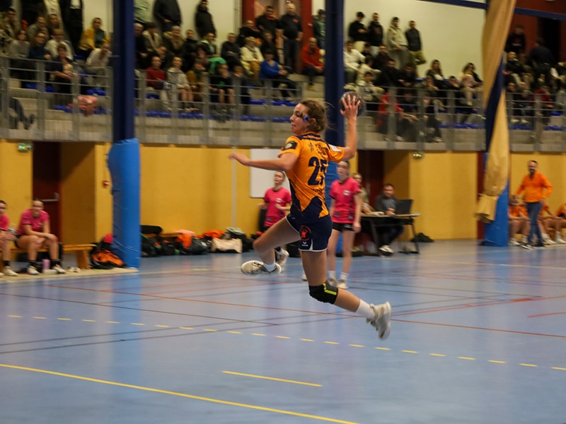 SGHBC. PRENATIONALE FÉMININE. LES SAINT GIRONNAISES FACE AU LEADER.